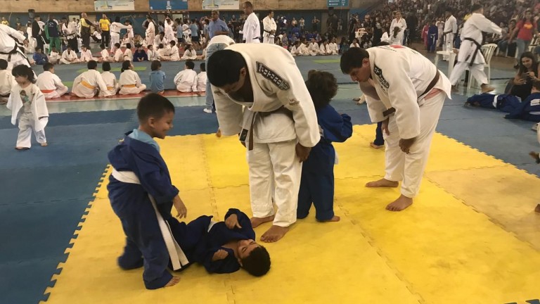 800 alunos participam de Festival de Lutas das escolas municipais
