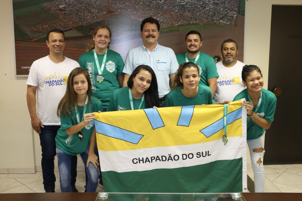 Futsal feminino de Chapadão do Sul é recebida em gabinete do prefeito