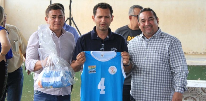 Escolas recebem Kits de uniformes esportivos em Corumbá