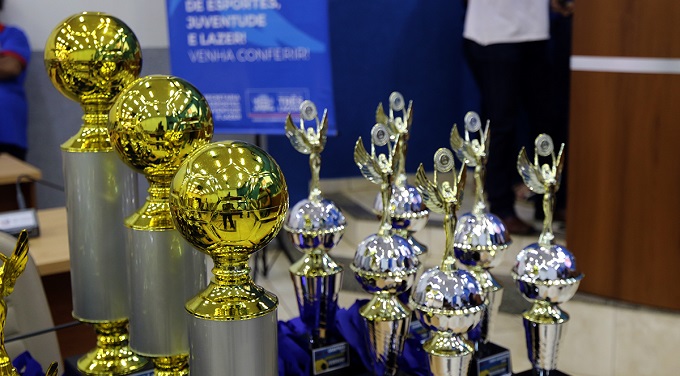 Campeões dos Jogos Escolares Três-lagoenses ﻿recebem troféus 