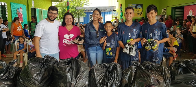 Crianças do Rede Solidária recebem pares de tênis