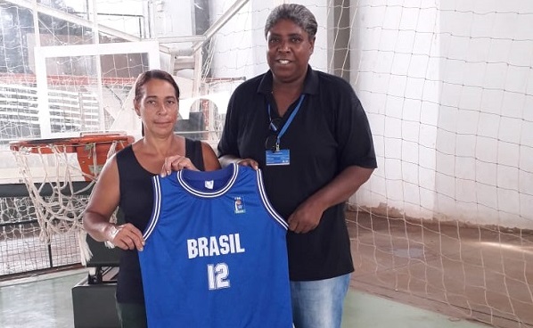Campeã Mundial de Basquete doa camiseta para amiga rifar