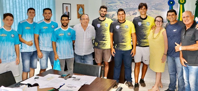 Equipes Pit Stop e PSF recebem novas camisetas para jogos