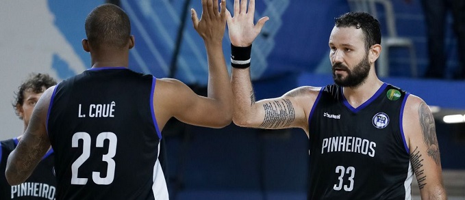 Pinheiros dispensa elenco profissional de basquete devido paralisação