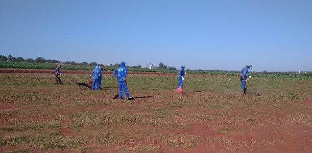 Campo de futebol do distrito de vila São Pedro recebe manutenção