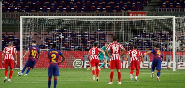 Messi faz gol de número 700, mas Barça só empata com Atlético