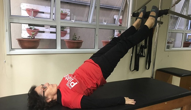 Instrutora de pilates ensina exercícios e ressalta importância da prática na quarentena