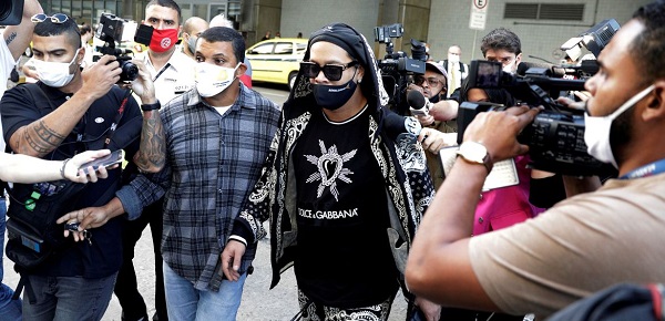 Ronaldinho Gaúcho chega ao RJ após ser liberado no Paraguai
