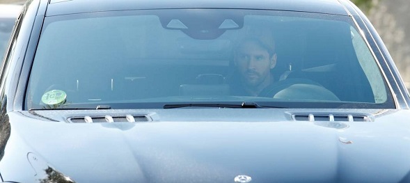 Messi se reapresenta aos treinos do Barça, após tentar rescisão