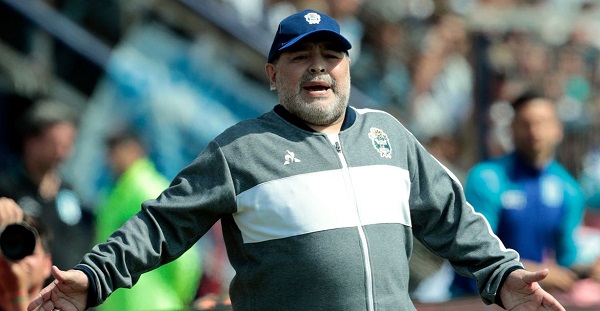 Médico anuncia que cirurgia de Maradona é realizada com sucesso