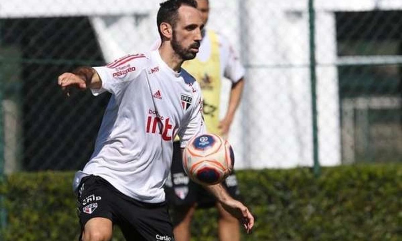 Juanfran renova com São Paulo FC até final da temporada