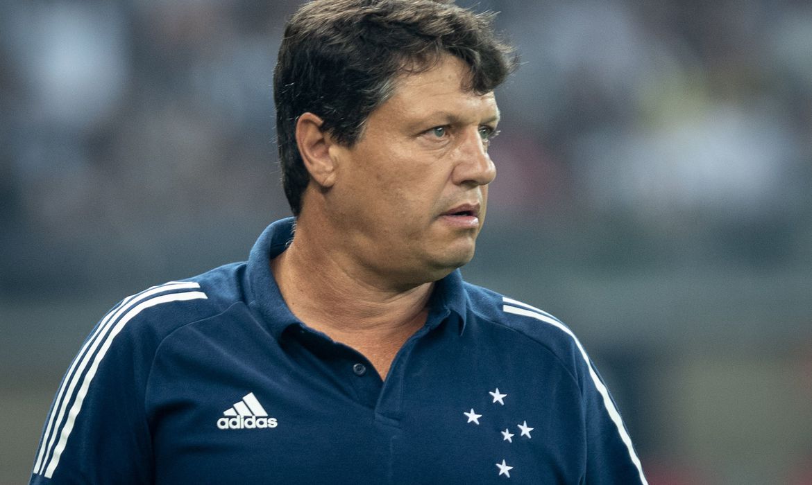 Treinador Adilson Batista sai da UTI após sofrer infarto