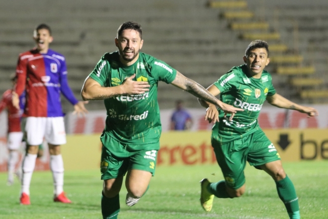 Cuiabá vence Paraná e fica a um ponto do acesso 
