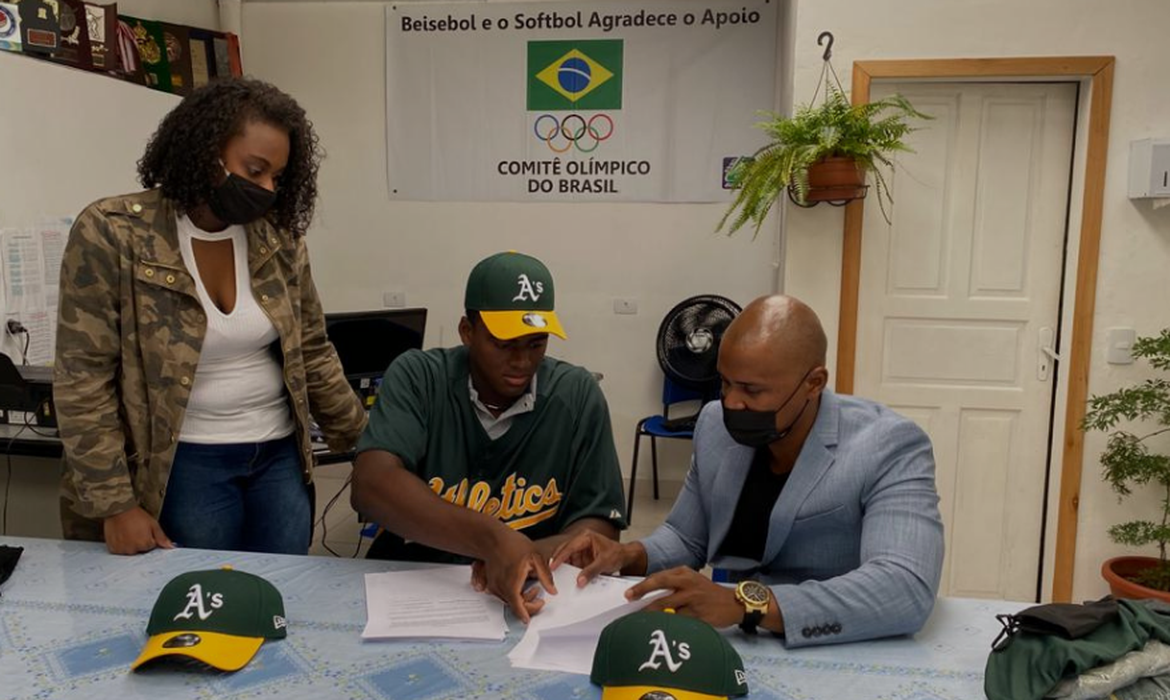 Promessa do beisebol brasileiro é contratado por time da MLB