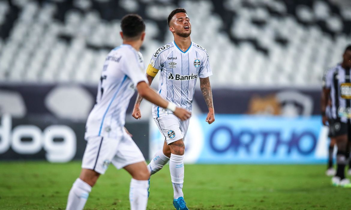 Grêmio vence Botafogo e continua na briga por vaga para Libertadores