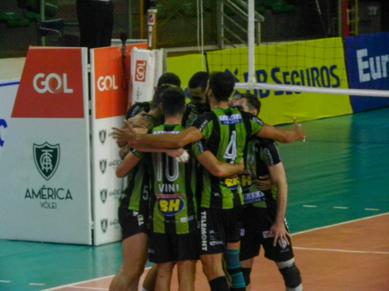 Sétima rodada da Superliga começa com vitória dos anfitriões nesta quinta-feira