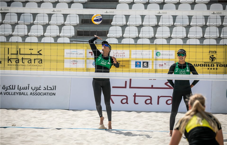 Tainá/Victoria vence dois jogos e garante vaga no torneio principal