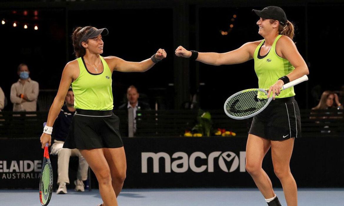 Dupla de Stefani estreia bem e avança às oitavas de WTA de Dubai