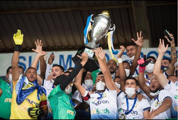 Costa Rica faz a festa na entrega da taça e o Dourados fica com o vice