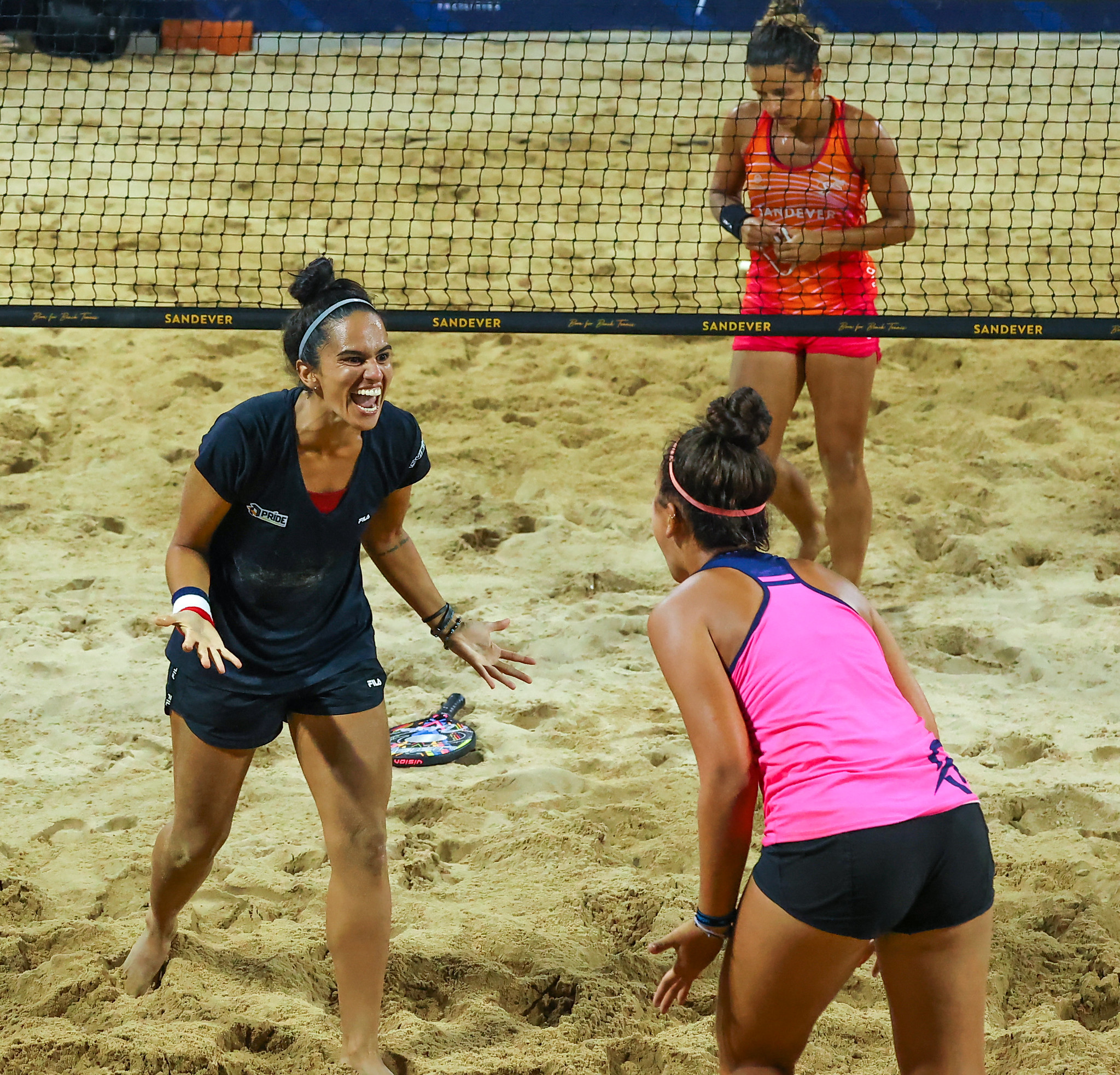 Brasileiras surpreendem favoritas e decidem título de Beach Tennis﻿