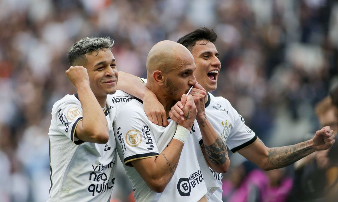 Corinthians vence Goiás e empata em pontos com líder Palmeiras