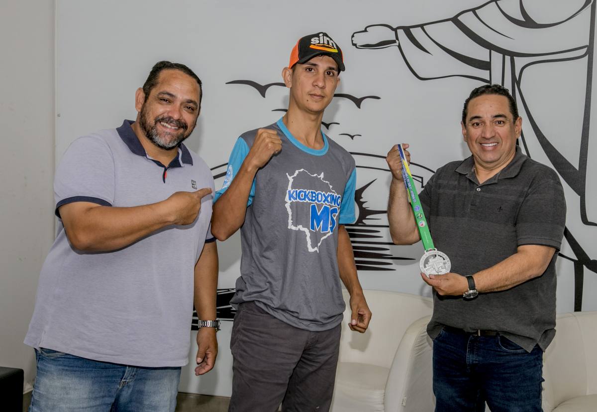 Prefeito de Corumbá recebe atleta vice-campeão brasileiro de Kickboxing