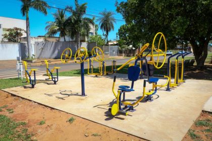 Moradores do bairro Vila Haro em TL ganham academia ao ar livre