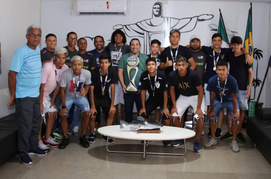 Prefeito de Corumbá recebe atletas campeões da Copa de Futebol Sub-16