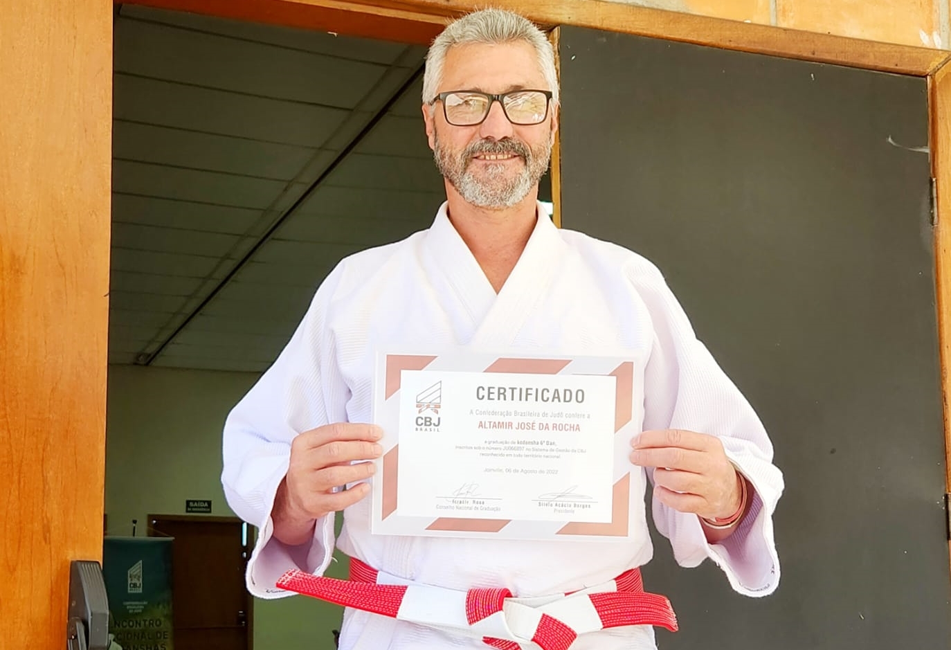 Atleta recebe título de alta graduação do judô e é condecorado com faixa coral