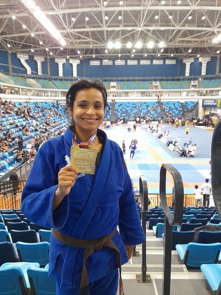 Atleta de Coxim Nara Santos é campeã mundial de Jiu-Jitsu 