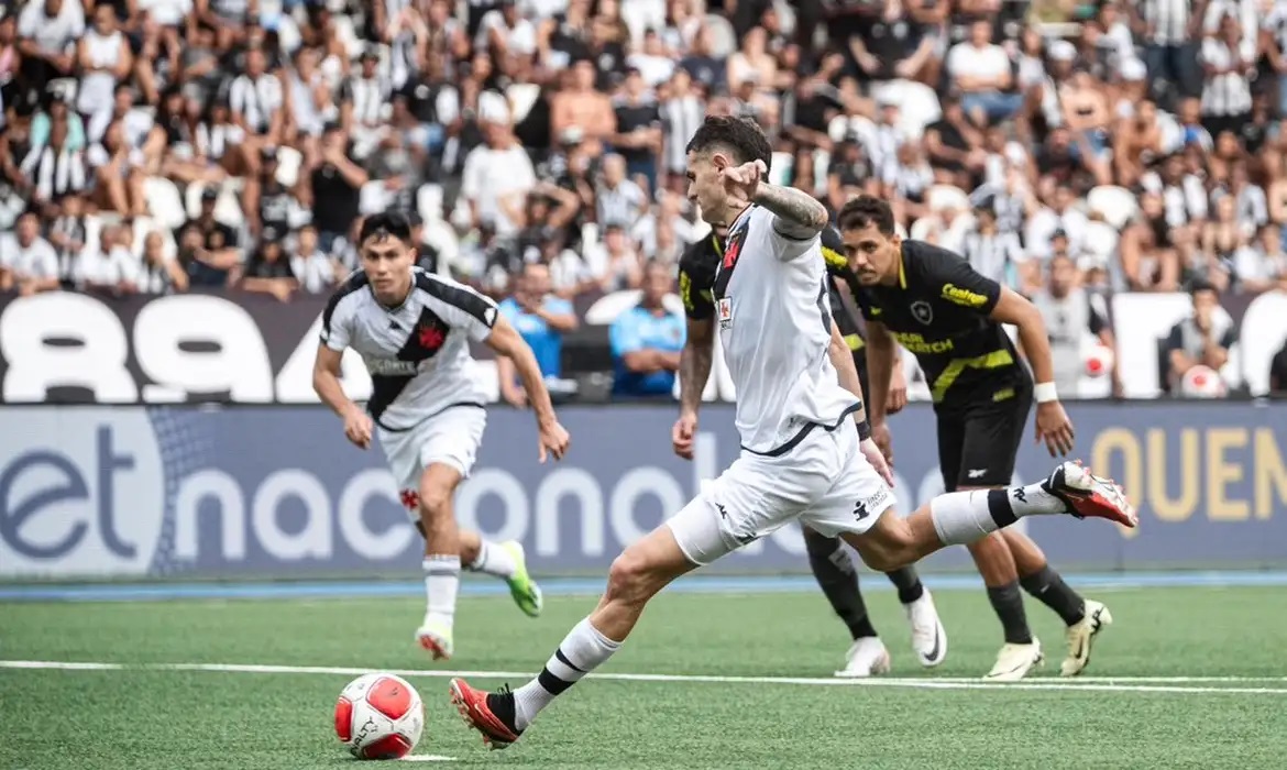 Vasco vira sobre Botafogo e entra no G4 do Cariocão