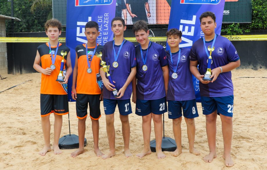 Colégio Anglo leva o troféu de campeão no Vôlei de Praia masculino e feminino