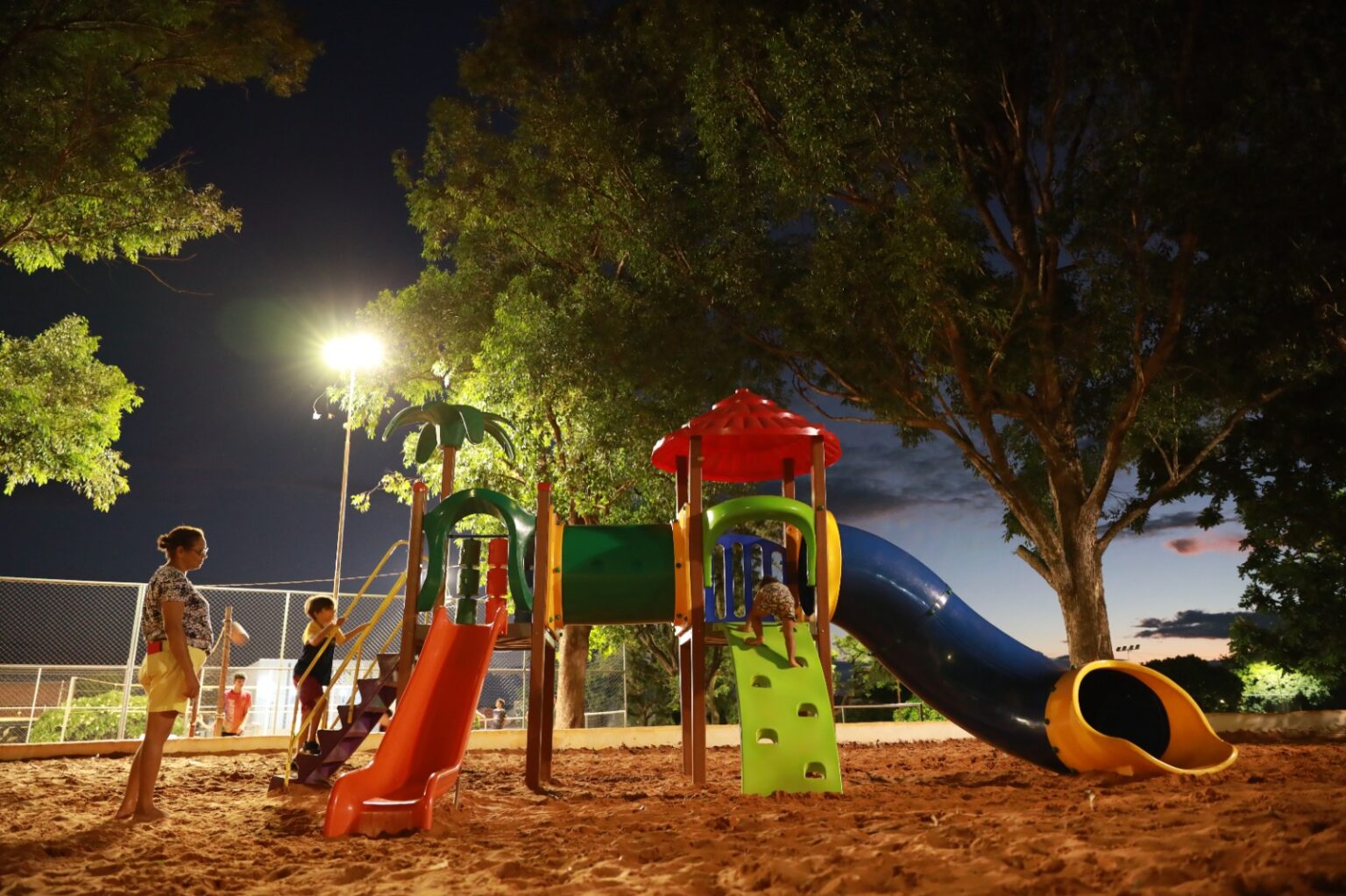 Prefeitura investe na iluminação das praças para melhorar os espaços públicos