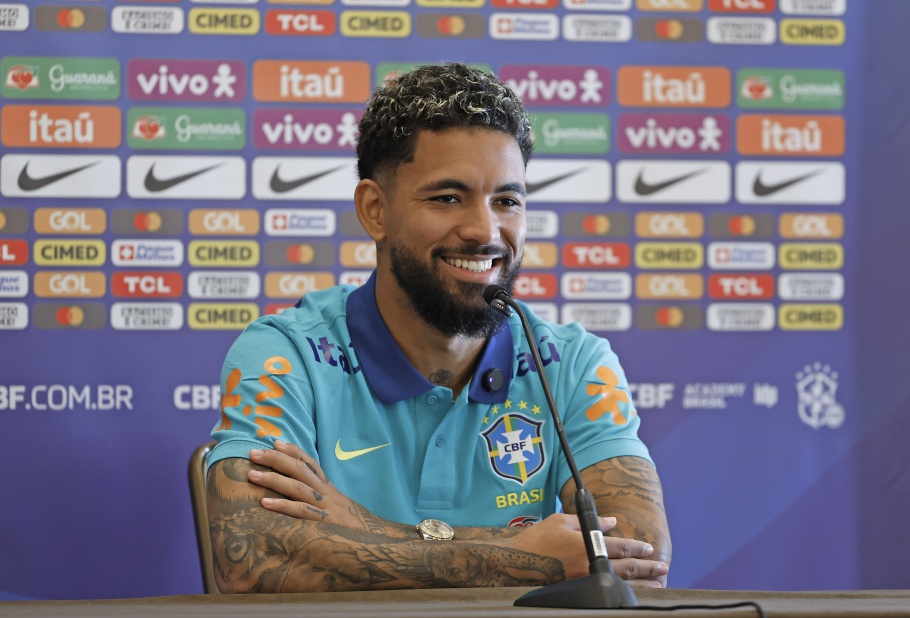 Douglas Luiz exalta competição por titularidade e trabalho de Dorival