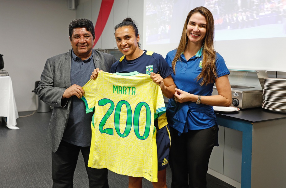 Presidente da CBF homenageia Marta pelos 200 jogos na Seleção