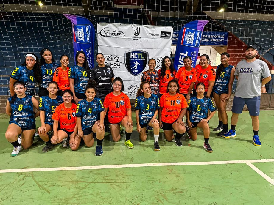 Jogo Beneficente de handebol feminino arrecada brinquedos para TL