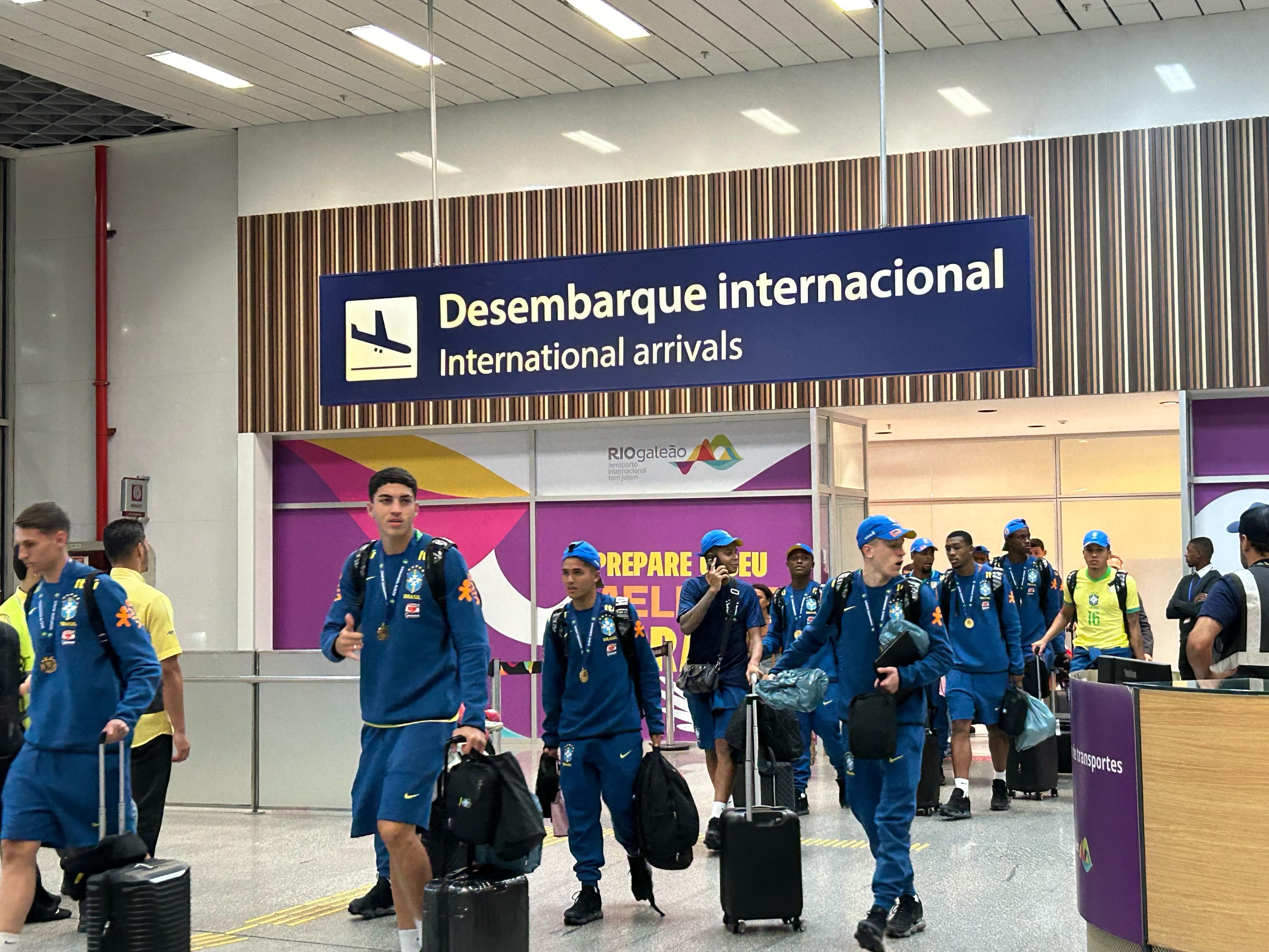 Seleção Brasileira Sub-20 desembarca no Rio de Janeiro após conquista do Sul-Americano