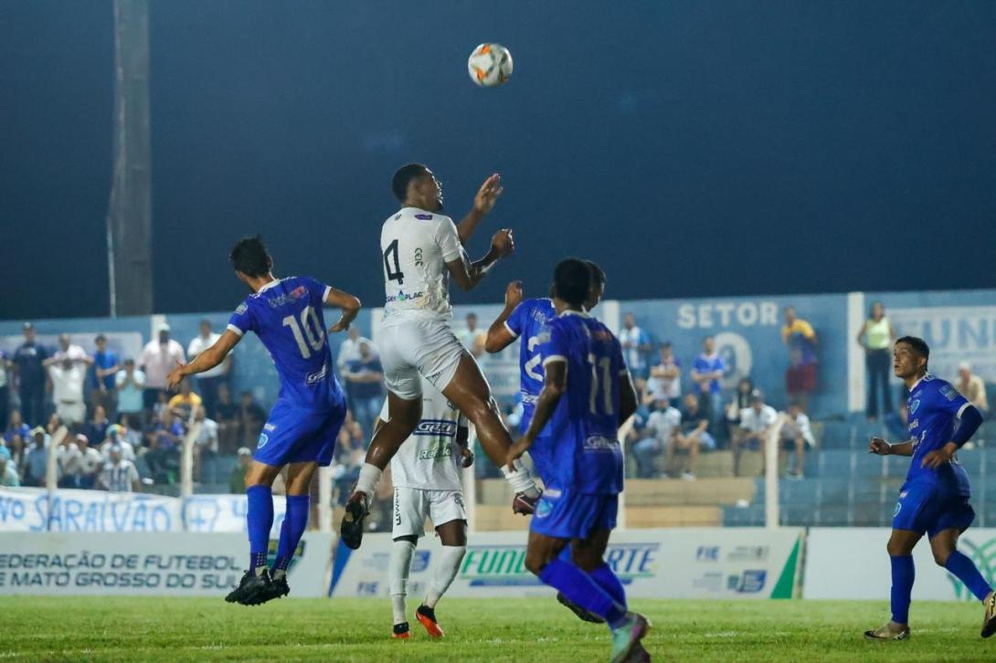 Operário marca no fim e sai na frente do Ivinhema na final do Estadual