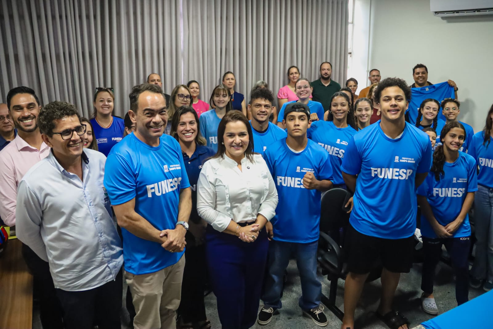 Prefeitura entrega auxílio-atleta a esportistas que irão representar capital em competições