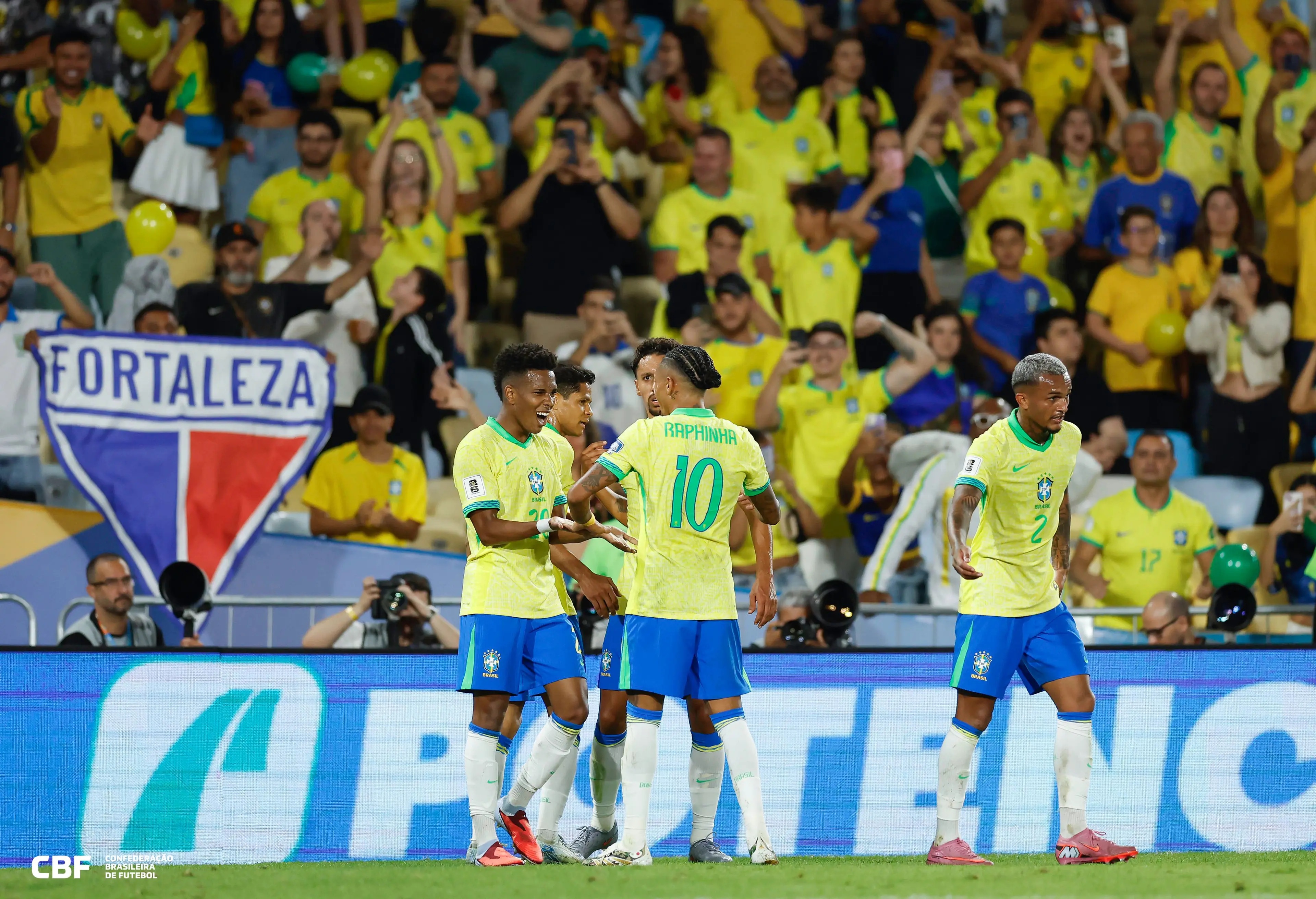Brasil vence Chile por 3 a 0 com festa no Maracanã