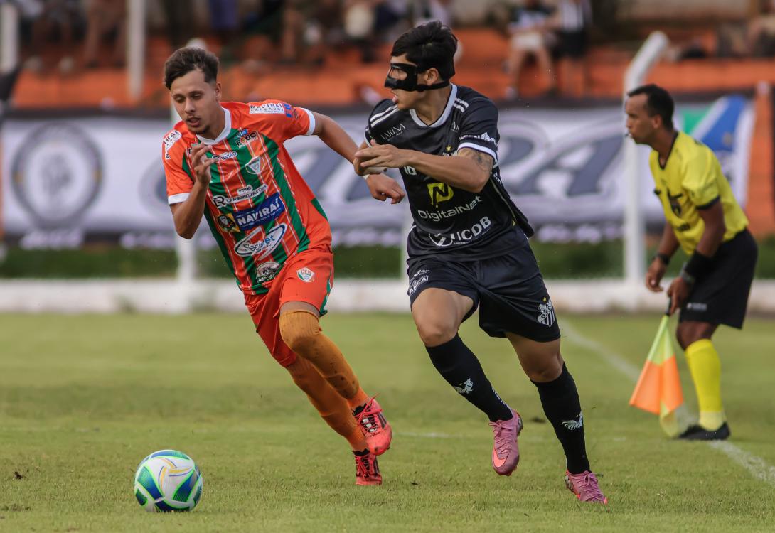 Naviraiense garante vaga na semifinal e briga por classificação