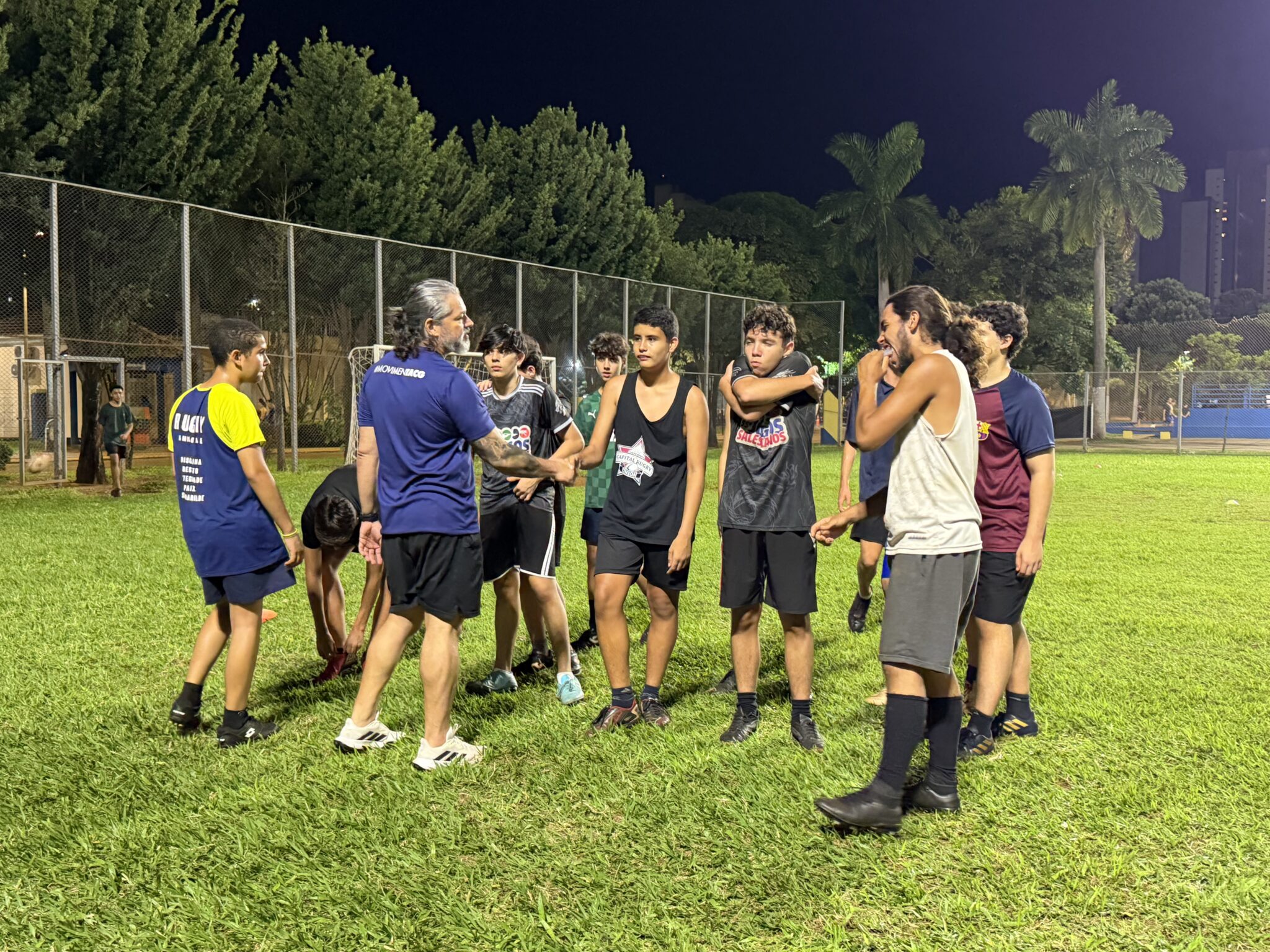 Rugby transforma rotina de jovens na Capital 