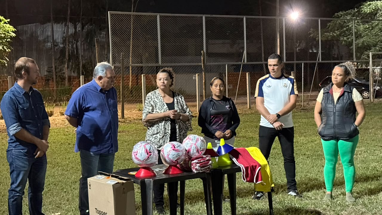 FFMS fortalece projeto social e incentiva o futebol feminino com entrega de materiais esportivos