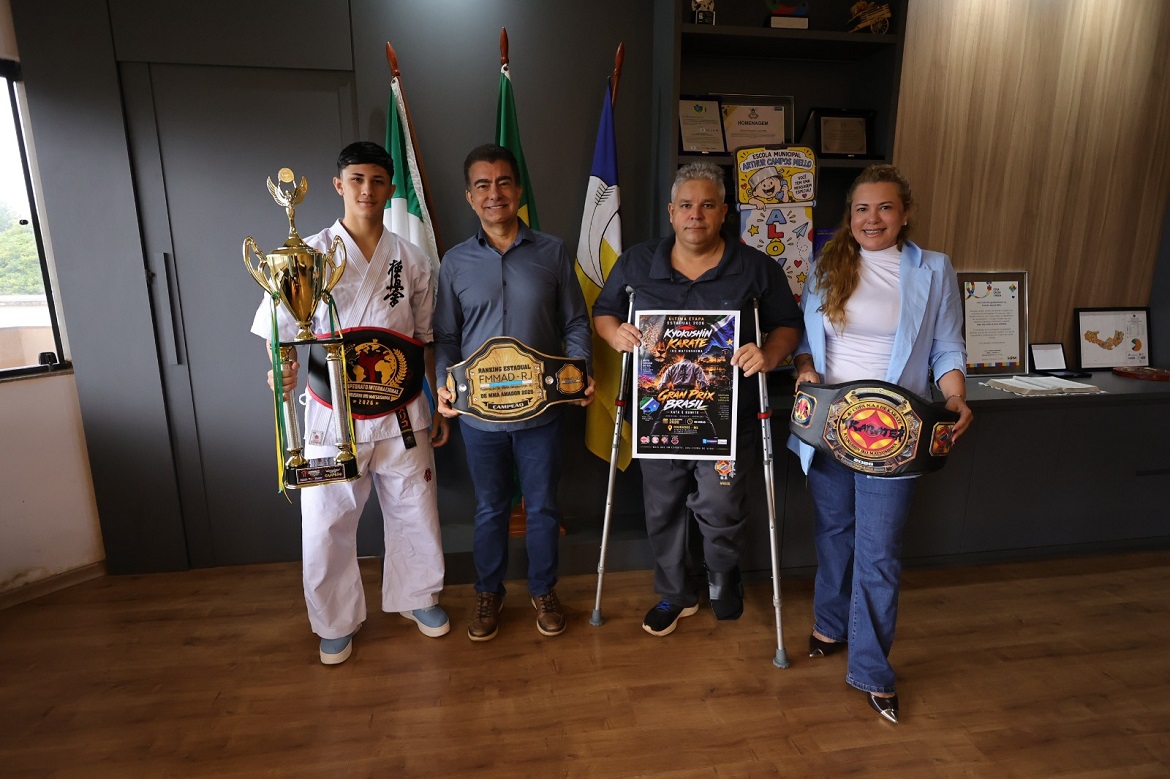 Prefeito recebe campeão de karatê e organizadores de estadual de basquete